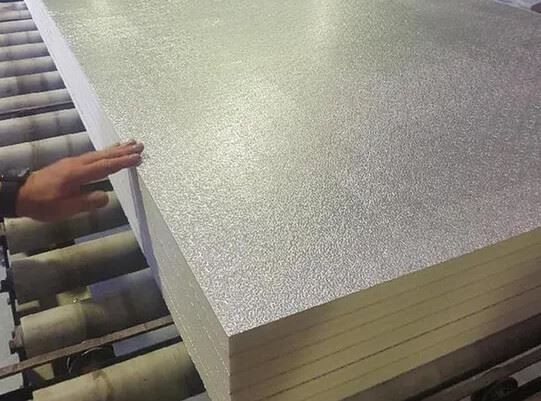 Stukket præget aluminiumsfolie til PU -bestyrelsesisolering